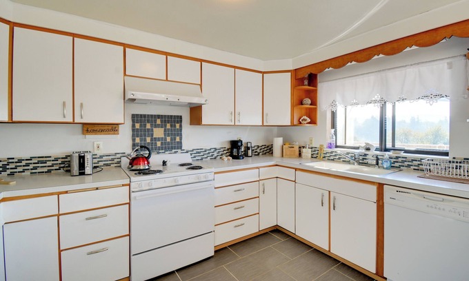 Poulsbo Casa | Relaxing Poulsbo Duplex w/ Liberty Bay Views!