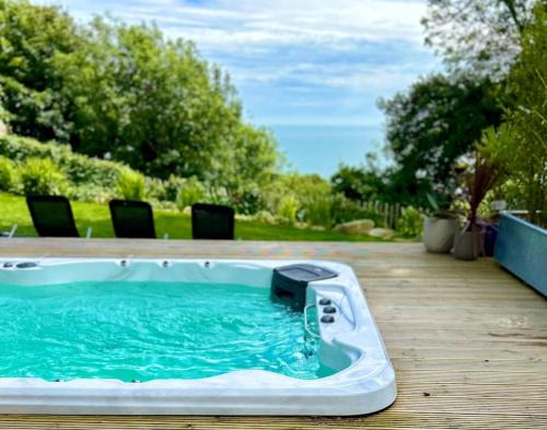 Niton Apartamento | Relaxing private entrance ensuite room with stunning sea view and swimspa