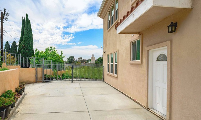 West Covina Casa | Relaxing Private Getaway With Bright Interiors
