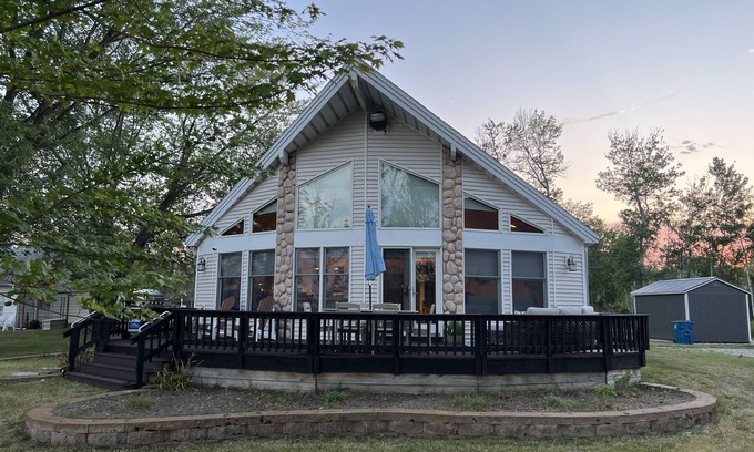 Onekama Cabaña | Relaxing Refuge: Lakefront Cottage