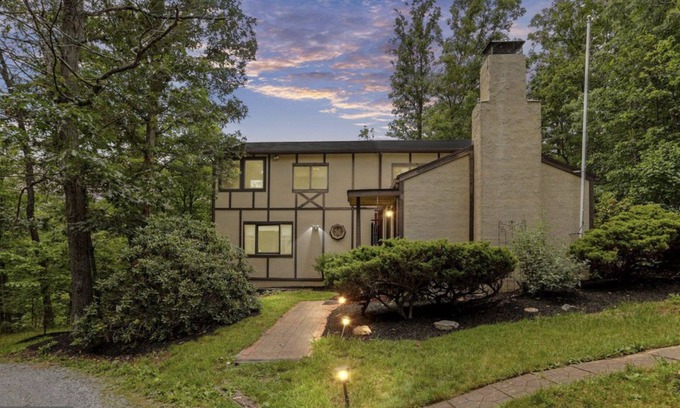 Berkeley Springs Cabina | Relaxing & Rejuvenating Retreat w/Hot tub, Pool, Sauna, & Games for family+pets