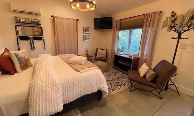 College Grove Casa | Relaxing Retreat, Farm Fresh Eggs & Pond Sunsets