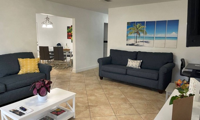 Pembroke Pines Casa | Relaxing Retreat 2BR Oasis w/ Pool and Outdoor BBQ
