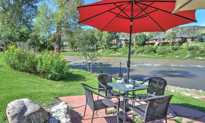 Glenwood Springs Apartamento | Relajante al borde del río Apt. Con Pesca Privada y Acceso a Botes! ¡Locacion central!