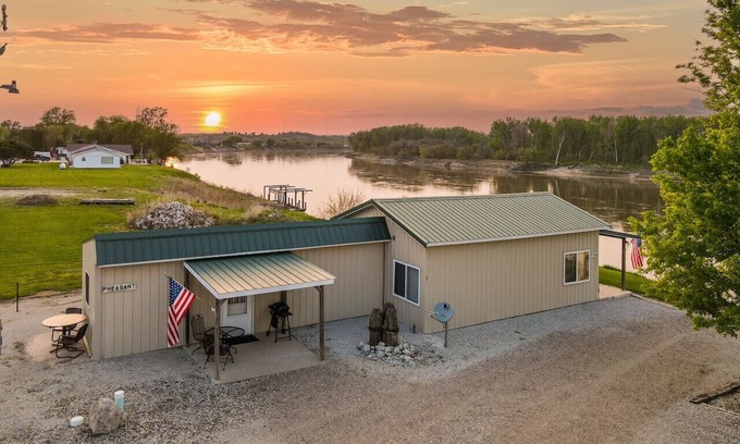 Burt County Casa | Relaxing Riverfront Cabin Retreat | Ideal for Hunters & Fishermen