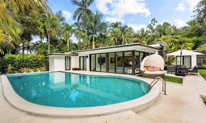 El Portal Casa | Relaxing Riverside Stay w/ Pool