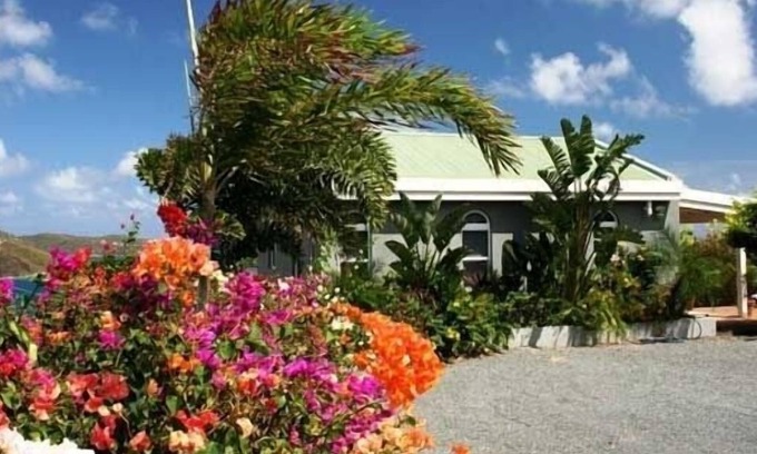 Seagrape Hill Villa | Escapada de parejas privada, romántica y relajante, solo para dos personas con impresionantes vistas