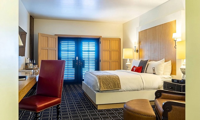San Jose Hotel | Relaxing Room in Covetable Santana Row! W/ Valet Parking, Outdoor Pool!