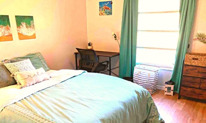 Boynton Beach Casa | Relaxing Room near Beach, Shopping, Dining & Fun! +Kitchen & Laundry