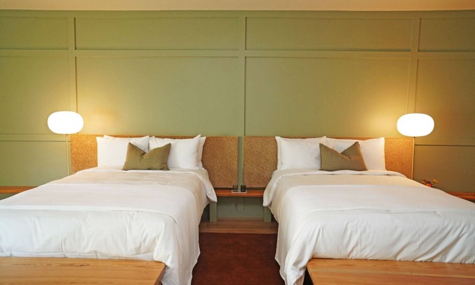 Fredericksburg Hotel | Relaxing Room Perfect for Romantic Couple Stay | Main Street at Your Doorstep