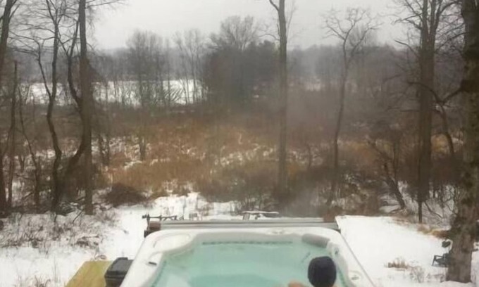 New Paltz Apartamento | Relaxing Spa Retreat, Outdoor Hot Tub & Sauna, Gorgeous View, Walk to Village