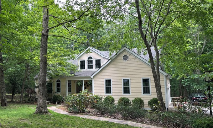 Saint Andrews Casa | Relaxing, spacious home nestled in the woods and near Sewanee's main campus.