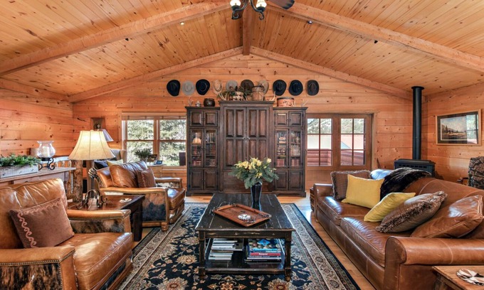 Carbondale Casa | Relaxing, spacious Rocky Mountain log retreat- convenient Roaring Fork location!