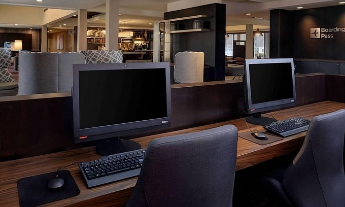 South Kansas City Hotel | Relaxing Stay in Kansas City! Pet-Friendly Units, Indoor Pool, Free Parking!