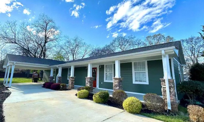 Greer Casa | Relaxing Stay on Trade Street