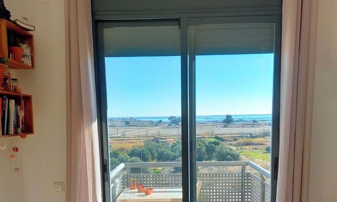 Sant Carles de la Rapita Apartamento | Relaxing stay with panoramic Delta and harbour views.