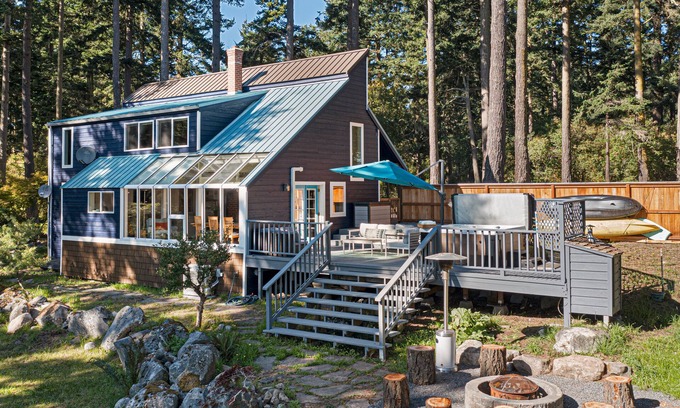Friday Harbor Casa | Relaxing two-bedroom, hot tub, pet friendly (HH)