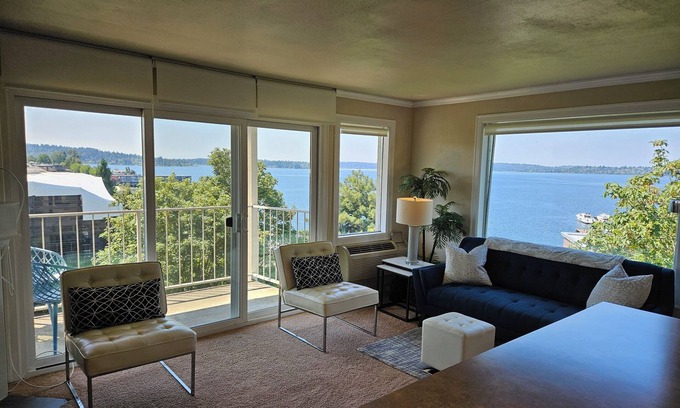 Moss Bay Condominio | Vista relajante y a poca distancia del centro de Kirkland. Fácil acceso a la autopista.