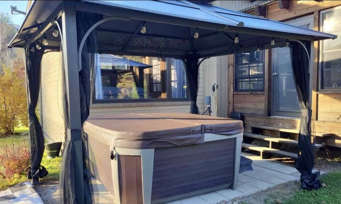 Bowman Cabaña | Relaxing waterfront with hot tub and game room