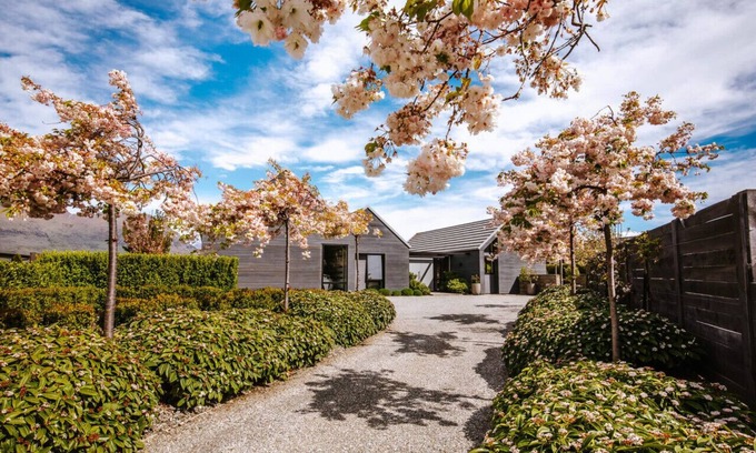 Wanaka Casa | Release NZ - Black Peak View