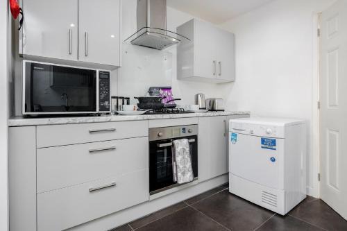Basildon Apartamento | Remaj Serviced Accommodation, sleeps 7 & free parking