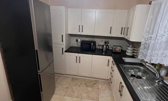 Westcliff-on-Sea Casa | Remarkable 3-Bed House in Westcliff-on-Sea