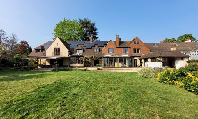Rushmoor District Casa | Remarkable 8 Bed Family House Sleeping 16 w/ Pool