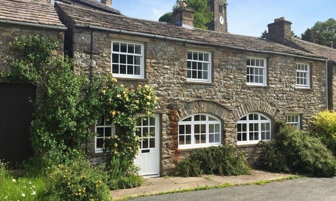 Muker Casa | Remarkable barn conversion for 6 & 2 dogs, w/ free WiFi, open fire & 50 yards from the pub