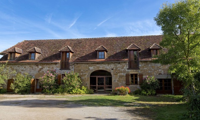 Loubressac Cabaña | Notable casa rural amplia, piscina, terraza, valle de Dordoña en el lote