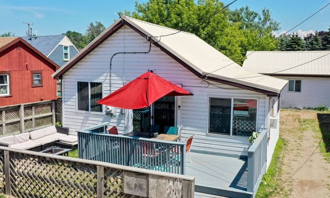 Irving Casa | Remi-Loo's Bay Escape: Cottage in Sunset Bay