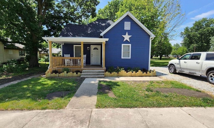 Shelbyville Casa | Remodel pet friendly home in town 1/2 mile from Lake Shelbyville.