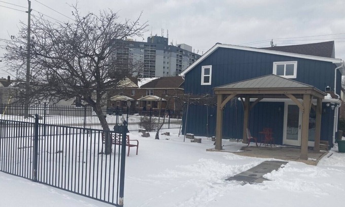 Niagara Falls Cabaña | Remodeled 1880 built Tiny Cottage with Skylights in Niagara Falls