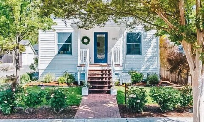Napa Cabaña | Remodeled 1900s cottage-10 min walk to Downtown Napa and pet friendly!