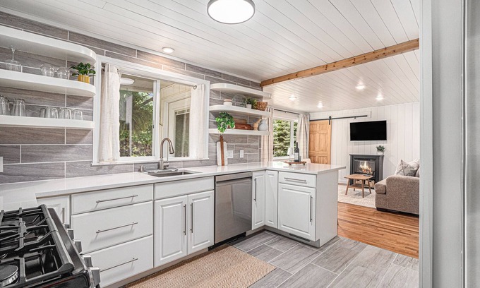 Fennville Casa | Charming 2-bedroom house with hot tub, 7mins to Saugatuck & beach