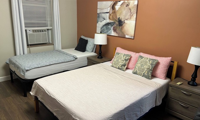 Clifton Apartamento | Remodeled 2-bedroom apartment in Clifton WiFi, AC near UC and Hospitals