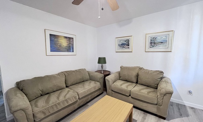 Albuquerque Apartamento | Clean remodeled 2 br apt near hospitals, UNM, stadium, airport, AFB and I-25