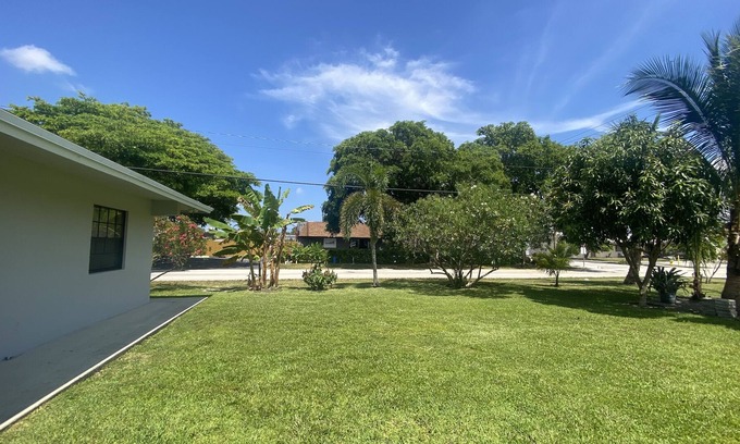 Central Oakland Park Apartamento | Remodeled 2BR apt near beach + dtwn Ft. Lauderdale