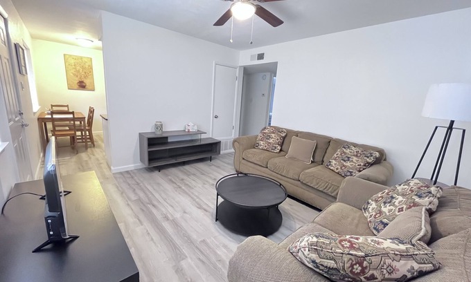 Albuquerque Apartamento | Remodeled 2br ato with AC, WIFI, Washer near hospitals,UNM, I-25,CNM, airport