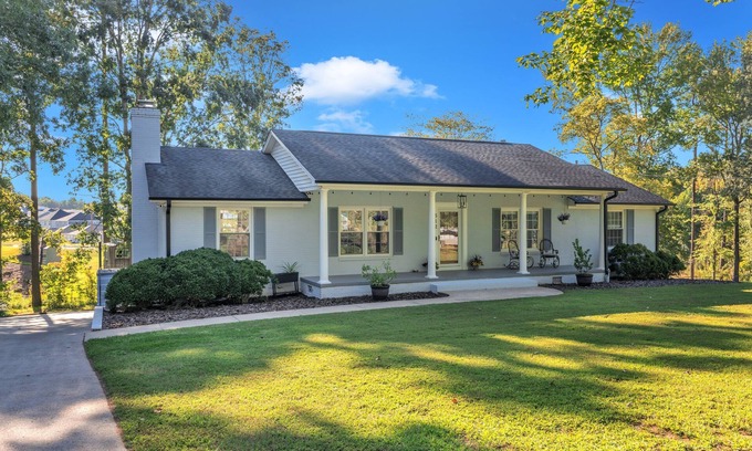 Durham Casa | Remodeled 3,000 sf 3-bedroom smart home in Durham. Quick to RDU & Downtown