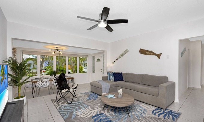 Parkside Apartamento | Remodeled! 3/2 tropical retreat ★ Beach and shops