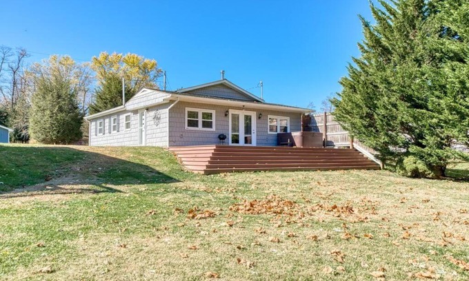 Belspring Casa | Remodeled, 3 BR, cabin on river