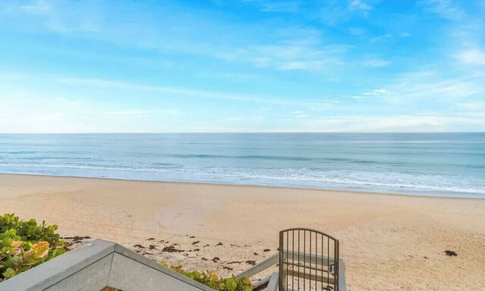 Orchid Island Condominio | Remodeled 3 bedroom condo, only 100 feet from the sandy private beach. Sleeps 10