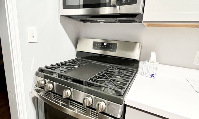 Addison Casa | Remodeled 3BR 1BA Near O'Hare Sleeps 10