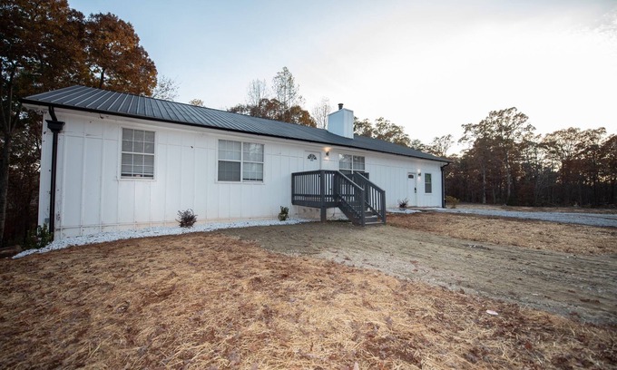 Dawsonville Casa | Remodeled 4 bedroom home 8 beds Dawnsonville 7 miles from ATlanta MotorSport