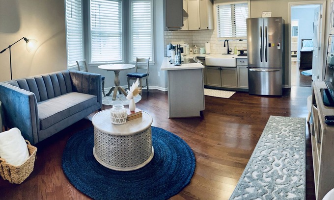 Manassas Apartamento | Remodeled apt in the heart of old town Manassas. Near pubs/restaurants/shops/VRE