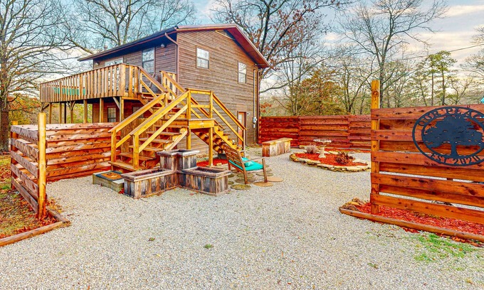 Eureka Springs Cabina | Remodeled cabin in quiet location with firepit, private balcony & smart TV