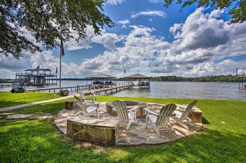 Log Cabin Casa | Remodeled Cedar Creek Lake Retreat with Fire Pit!