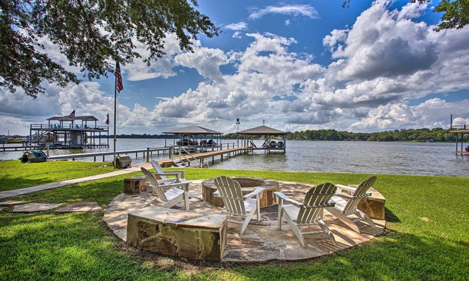 Log Cabin Casa | Remodeled Cedar Creek Lake Retreat w/ Fire Pit!