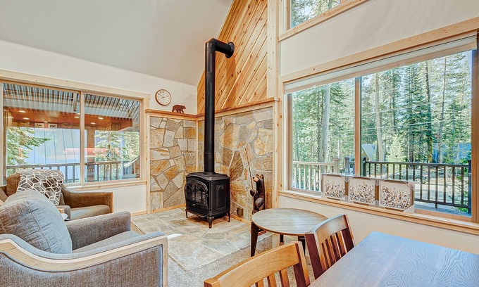 Pla-Vada Woodlands Chalet De Esquí | Remodeled chalet with private hot tub, bumper pool table & W/D