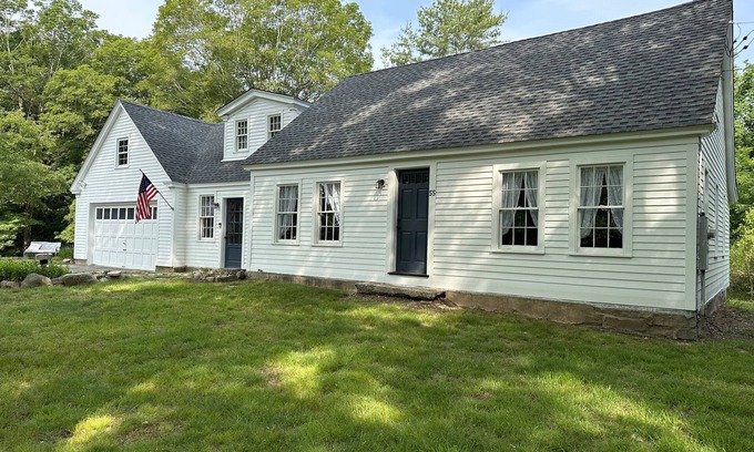 Old Mystic Casa | Remodeled Charming Cape. 5 mins from Olde Mistick Village, Seaport, and downtown
